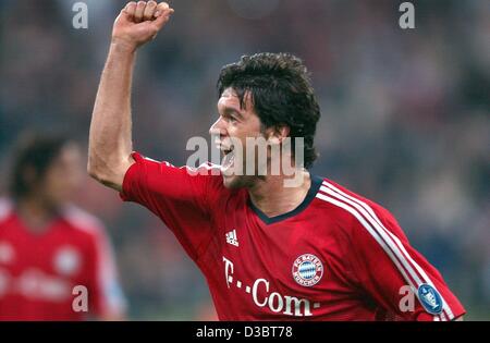 (Dpa) - Bayern Mittelfeldspieler Michael Ballack hebt seinen Arm und Faust wie er jubeln nach Bayerns niederländischen Verteidiger Roy Makaay (nicht im Bild) das Tor endgültig 2-1 während der Fußball-UEFA Champions League Spiel FC Bayern München gegen Celtic Glasgow im Olympiastadion in München, Deutschland Stockfoto