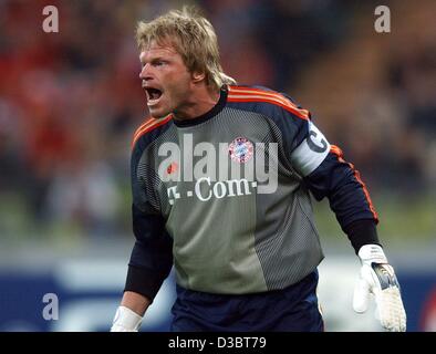 (Dpa) - Bayern Torhüter und Team-Kapitän Oliver Kahn schreit Anweisungen an seine Spieler auf dem Platz während der Fußball-UEFA Champions League Spiel FC Bayern München gegen Celtic Glasgow im Olympiastadion in München, 17. September 2003. München gewann das Spiel mit einem Ergebnis von 2: 1 agai Stockfoto