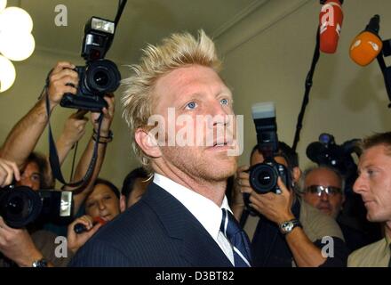 (Dpa) - steht der ehemalige deutsche Tennis-Star Boris Becker (C) umgeben von Fotografen beim Amtsgericht in München, Deutschland, 18. September 2003. Fast ein Jahr nachdem er wegen Steuerhinterziehung verurteilt wurde Becker wieder Subpoenad, bei der Zivilabteilung des Amtsgericht in München erscheinen. Aufgrund der ba Stockfoto