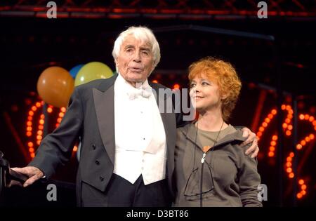 (Dpa) - deutscher Schauspieler Johannes Heesters (L), gekleidet in einem Kostüm steht neben seiner Frau und Schauspielerin Simone Rethel während der Generalprobe für das musical "Heesters - eine musikalische Hommage" im Teatro Marquart in Stuttgart, Deutschland, 17. September 2003. Im Dezember 1903 geborene Heesters Hallo Stockfoto