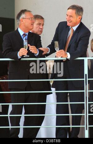 (Dpa) - hält deutsche Finance Minister Hans Eichel (L), einem Glas Champagner in der Hand wie er mit seinem Kollegen französischer Minister für Finance Francis Mer (R) hinter ihnen plaudert der deutsche Wirtschaftsminister Wolfgang Clement während eines gemeinsamen Mittagessens auf dem Balkon des Bundeskanzleramtes in Berlin steht, Stockfoto