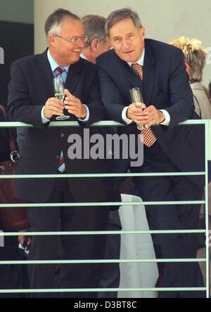 (Dpa) - deutsche Finance Minister Hans Eichel (L) hält ein Glas Champagner in der Hand, wie er mit seinem Kollegen französischer Minister für Finance Francis Mer (R) stützte sich auf das Geländer eines Balkons während eines gemeinsamen Mittagessens im Bundeskanzleramt in Berlin, 18. September 2003 plaudert. Das zentrale Thema dieses Stockfoto