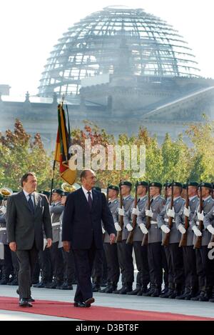 (Dpa) - deutsche Kanzler Schröder (SPD) (L) und der französische Präsident Jacques Chirac parade vorbei die Ehrengarde der deutschen Armee während Chiracs Besuch der 81. Deutsch-französische Regierung treffen Austauschfläche, 18. September 2003. Die französischen und deutschen Regierungen begannen treffen in Berlin für Gespräche exp Stockfoto