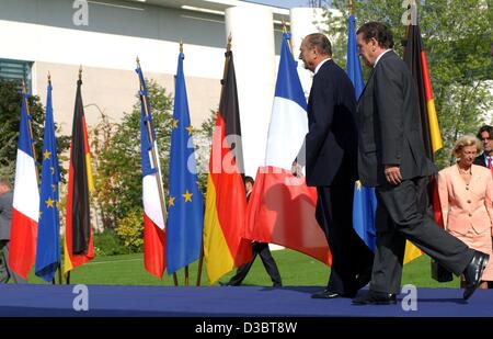 (Dpa) - German Chancellor Schroeder (SPD) (R) und der französische Präsident Jacques Chirac zu Fuß über den Garten der Kanzlei vorbei an einer Reihe von deutschen und französischen nationalen und europäischen Flaggen in Berlin, 18. September 2003. Die französischen und deutschen Regierungen begannen treffen in Berlin für Gespräche, die voraussichtlich Stockfoto