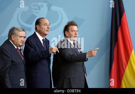 (Dpa) - German Chancellor Schroeder (SPD) (R) steht neben French President Jacques Chirac (C) und der französische Premierminister Jean-Pierre Raffarin als beide, Schröder und Chirac, Geste einige Anweisungen während der Erstaufnahme im Kanzleramt in Berlin, 18. September 2003. Die Franzosen und Stockfoto