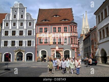 (Dpa) - Touristen besuchen den Untermarkt (untere Markt) in der alten Stadt Görlitz in Ostdeutschland, 11. September 2003. Im Hintergrund der historischen Ratsapotheke (Rat Apotheke) aus dem Jahre 1558 und die Türme der Kirche von St. Peter (R). Görlitz wurde 1071 erstmals erwähnt. Befindet sich auf der einen Stockfoto