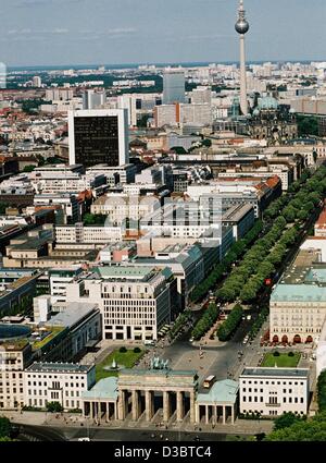 (Dpa) - zeigt eine Luftaufnahme des Brandenburger Tors (vorne), am Pariser Platz (Paris Quadrat) dahinter und der Parkway Unter Den Linden (unter den Linden), im Zentrum von Berlin, 17. Juni 2003. Im Hintergrund der TV Turm. Stockfoto