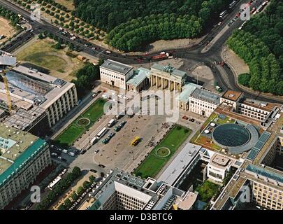 (Dpa) - ein Blick auf den Pariser Platz (Paris Quadrat) vor dem Brandenburger Tor in der Innenstadt von Berlin, 12. Juni 2003. Stockfoto