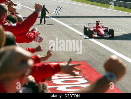 (Dpa) - das Ferrari-Team jubelt, als deutsche Formel 1 pilot Michael Schumacher Ferrari zuerst an den Grand Prix von Italien in Monza, 14. September 2003 kommt. Schumacher führt nun in der Gesamtwertung mit 82 Punkten. Stockfoto