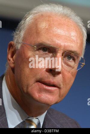 (Dpa) - Fußball-Legende Franz Beckenbauer in Berlin, 11. September 2003 abgebildet. Beckenbauer, den Spitznamen "der Kaiser" (der Kaiser), ist auch Präsident des FC Bayern München und Präsident des Organisationskomitees für die Fußball-Weltmeisterschaft 2006. Stockfoto