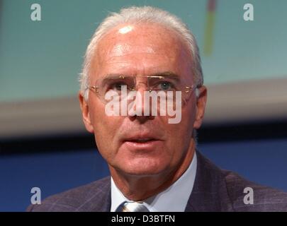 (Dpa) - Fußball-Legende Franz Beckenbauer in Berlin, 11. September 2003 abgebildet. Beckenbauer, den Spitznamen "der Kaiser" (der Kaiser), ist auch Präsident des FC Bayern München und Präsident des Organisationskomitees für die Fußball-Weltmeisterschaft 2006. Stockfoto