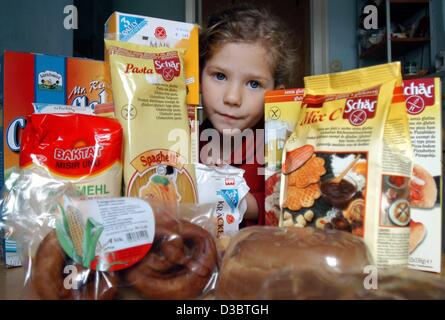 (Dpa) - sitzt die fünf-jährige Marie Stock unter glutenfreie Produkte an einen Bioladen in Frankfurt am Main, 30. August 2003 gekauft. Marie leidet unter Zöliakie und kann nicht essen, die Gluten, das Protein, das in den meisten der Körner enthalten ist. Sie muss daher nicht Nudeln, Essen Stockfoto