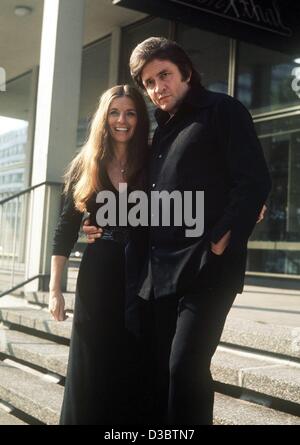 (Dpa-Dateien) - US-Land & Western star Johnny Cash und seine Frau June Carter posieren in Berlin, 24. Juli 1972. Cash starb in einem Krankenhaus in Nashville, Tennessee, hieß es heute, 12. September 2003. Er war 71. Cash, der Parkinsonschen Krankheit und Krebs litt, hatte vor kurzem ein Magen kompl. gelitten. Stockfoto