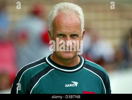 (Dpa) - im Irak nationalen Fußball-Trainer, Bernd Stange aus Deutschland, abgebildet bei einem Freundschaftsspiel seiner Mannschaft gegen den deutschen Verein FC Energie Cottbus in Cottbus, Deutschland, 7. September 2003. Stange, der der letzte Trainer der Fußballmannschaft der ehemaligen Deutschen Demokratischen Republik (DDR) gewesen war, hat eine f Stockfoto