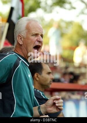 (Dpa) - im Irak nationalen Fußball-Trainer, Bernd Stange aus Deutschland, ruft bei einem Freundschaftsspiel seiner Mannschaft gegen den deutschen Verein FC Energie Cottbus in Cottbus, Deutschland, 7. September 2003. Stange, der der letzte Trainer der Fußballmannschaft der ehemaligen Deutschen Demokratischen Republik (DDR) gewesen war, hat ein fou Stockfoto