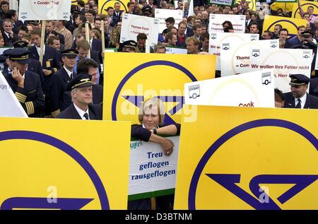 (Dpa) - Hunderte von Mitarbeitern der Condor Fluggesellschaft, die in der Koch-Gruppe integriert ist, demonstrieren gegen Stellenabbau vor der Condor-Hauptsitz in Kelsterbach bei Frankfurt, 10. September 2003. Europas zweitgrößter Reisekonzern Thomas Cook hat angekündigt, reduzieren Sie ihre n Stockfoto