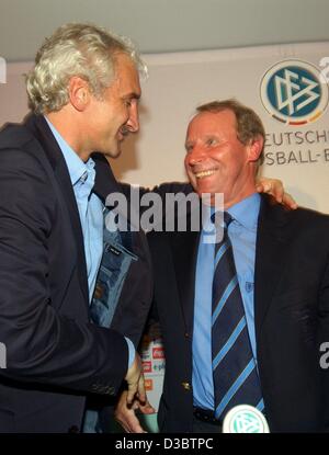 (Dpa) - Berti Vogts (R), der deutsche Trainer der schottischen Fußball-Nationalmannschaft gratuliert Deutschlands Trainer Rudi Voeller zu ihrem Sieg in der Gruppe fünf Euro 2004-Qualifikation gegen Deutschland und Schottland im Westfalenstadion, Dortmund, Deutschland, 10. September 2003. Schottland verlor das Spiel 1-2, lea Stockfoto