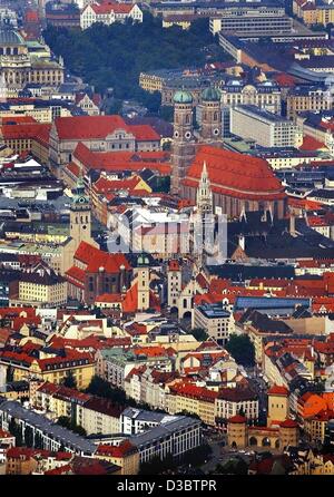 (Dpa) - ein Blick aus einem Zeppelin fliegt über der Innenstadt von München, 10. September 2003. Im Hintergrund die Zwillingstürme der Frauenkirche (Dame Kirche). Stockfoto