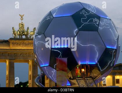 (Dpa) - die Fußball geformte Skulptur, die vom österreichischen Künstler André Heller vor dem Brandenburger Tor in Berlin, Deutschland, 10. September 2003 steht. Die 15m hohe Skulptur sieht aus wie ein Fußball bei Tageslicht und wie eine beleuchtete Kugel in der Nacht. Von 12 September kostbare "Relikte" aus t Stockfoto