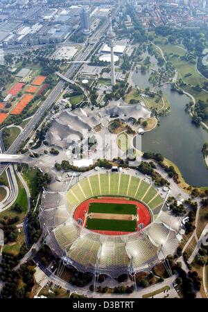 (Dpa) - ein Blick von einem Zeppelin überfliegt den Olympiapark in München, 10. September 2003. Das Olympiastadion wurde für die Olympischen Spiele 1972 gebaut und dient als Veranstaltungsort für viele Sportveranstaltungen und Konzerte. Darüber hinaus ist es das Heimstadion für die Fußballclubs FC Bayern München und 1860 München Stockfoto