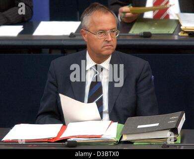 (Dpa) - hört der deutsche Finanzminister Hans Eichel während der Haushaltsdebatte im Parlament in Berlin, 10. September 2003. Deutschland überschritten die Eurozone Grenze mit einem peinlichen 3,6 Prozent im Vorjahr und die Regierung gibt zu, dass es also noch einmal im Jahr 2003 tun wird. Viele Analysten prognostizieren einen dritten Überschwingen Stockfoto