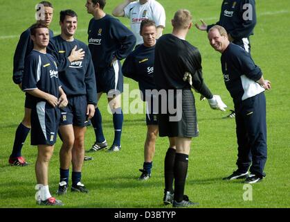 (Dpa) - Berti Vogts (R), Cheftrainer der schottischen Fußball Team Witze mit seinen schottischen Spielern während der Ausbildung Seesion in Herne, Deutschland, 9. September 2003. Das Team bereitet sich auf die Qualifikation Fußball-Spiel der Europameisterschaft Deutschland gegen Schottland am 10. September 2003. Stockfoto