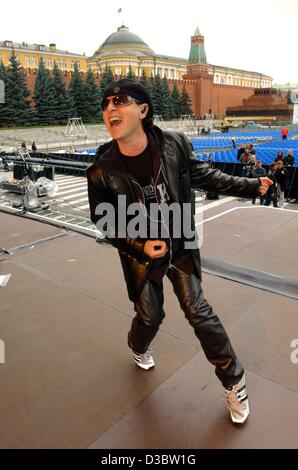 (Dpa) - der Sänger der deutschen Rockband The Scorpions Klaus Meine, Gesten auf der Bühne während der Proben für das Konzert auf dem Roten Platz in Moskau, 6. September 2003. Die deutschen Künstlern, die sind sehr beliebt in Russland erhielten die seltene Erlaubnis, eine Show vor dem Kreml zu inszenieren. Die Stockfoto