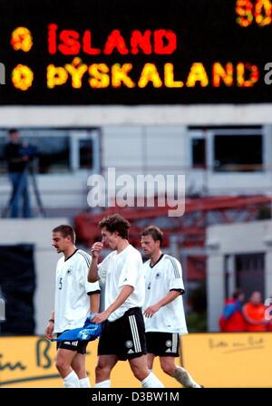 (Dpa) - die deutschen Spieler Sebastian Deisler, Frank Baumann und Christian Woerns (v.l) verlassen enttäuscht das Spielfeld nach einem torlosen Spiel Deutschland gegen Island, einem Qualifikationsspiel für die Europameisterschaft 2004 in Reykjavik, Island, 6. September 2003. Stockfoto