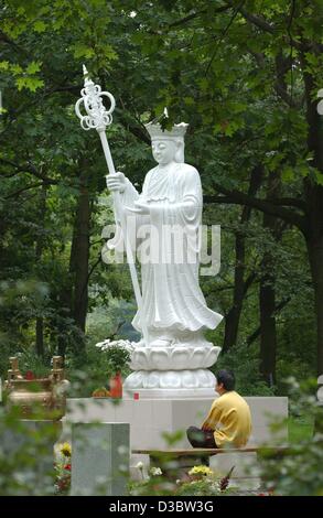 (Dpa) - eine larger-than-Life-Buddha-Statue steht auf dem buddhistischen Friedhof in Berlin-Ruhleben, Deutschland, 19. August 2003. Der Friedhof, der Anfang August eingeweiht wurde ist der größte buddhistische Friedhof in Deutschland. Etwa 15.000 Gläubige der buddhistischen Religion Leben in Berlin. Stockfoto