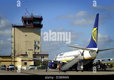 Eine Boeing 737 der irischen Low-Cost-Carrier Ryanair steht auf dem Flughafen Frankfurt-Hahn in Hahn, Deutschland, 15. August 2003.   Stichworte: Wirtschaft-Business-Finanzen, EBF, Reisen, Tourism and Leisure, Flughafen, Flugzeug, Flugzeuge, Turm, boeing 737, Ryanair, Hahn, Deutschland: DEU, General view Stockfoto