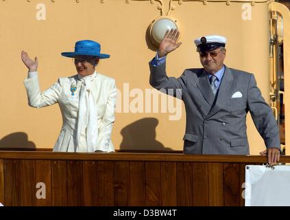 (Dpa) - Königin Margrethe II. von Dänemark und ihr Ehemann Prinz Henrik Welle vom Deck die königliche Yacht Dannebrog bei ihrer Ankunft in Lübeck, 5. September 2003. Lübeck ist die erste Station des dänischen Königspaares, die zu einem offiziellen Besuch nach Deutschland. Stockfoto