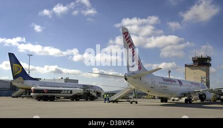 (Dpa) - die irische Billigfluggesellschaft Ryanair und die spanische Air Europa Boeing 737 stehen auf dem Flughafen Frankfurt-Hahn in Hahn, Deutschland, 15. August 2003. Stockfoto