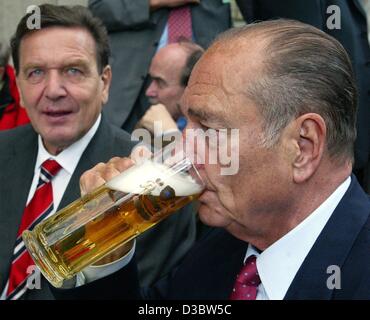 (Dpa) - sieht deutsche Bundeskanzler Gerhard Schröder (L) auf French President Jacques Chirac (R) nimmt einen Schluck Bier im Cafe und der Frauenkirche nach einem Spaziergang durch die Stadt Dresden, Deutschland, 4. September 2003. Reform der Europäischen Union und dem Mideast oben auf der Agenda bei ihrem informellen Treffen. T Stockfoto