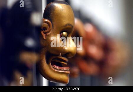(Dpa) - eine wertvolle Sammlung von japanischen No-Masken präsentiert eine Ausstellung in der Bundeskunsthalle in Bonn, Deutschland, 4. September 2003. Die 30 Masken aus dem Naito-Museum in der Stadt Nobeoka sind zum ersten Mal außerhalb Japans gezeigt. Die Sammlung umfasst Masken ab dem 16. Jahrhundert