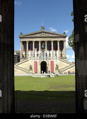 (Dpa) - ein Blick auf die Alte Nationalgalerie auf der Museumsinsel in Berlin, 2. September 2003. Die Museumsinsel, eine börsennotierte Unesco World Heritage Site umfasst fünf Museen auf einer Insel in der Spree. Nach jahrelanger Restaurierung wiedereröffnet der alten Nationalgalerie im Dezember 2001. Stockfoto