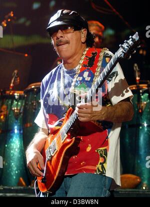 (Dpa) - mexikanische Gitarren-Virtuose Carlos Santana spielt seine Gitarre während des Konzerts in Hamburg, 2. September 2003. Der 56 Jahre alte Musiker begeistert Tausende von Fans auf das erste Konzert seiner Deutschland-Tournee. Während des Konzertes spielte er nicht nur seine bekannten Hits, aber auch Lieder von seinem aktuellen album Stockfoto