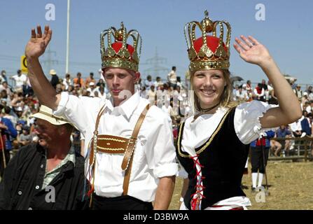 (Dpa) - 15-jährigen Elke Nagel und 23-Year-Old Stefan Giray sind das diesjährige Königspaar nachdem gewinnen die traditionellen Sheperd in Markgröningen, Süddeutschland, 23. August 2003 ausgeführt ist. Beide gewann das Rennen barfuß laufen und in traditionellen Kostümen über eine 300 Fuß lange Stoppelfeld. Das she Stockfoto