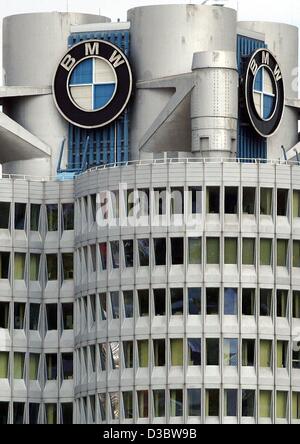 (Dpa) - ein Blick auf das Hauptquartier der Autobauer Bayerische Motoren Werke (Bayerische Motoren Werke, BMW) in Form von vier Passscheiben in München, 2. September 2003. Stockfoto