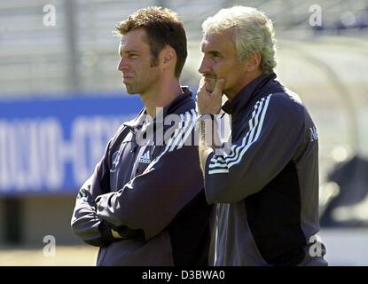 (Dpa) - Fußball-Trainer Rudi Voeller (R) Trainer Michael Skibbe sehen und ihr Team während einer Trainingseinheit in Frankfurt am Main, 3. September 2003. Die deutsche Nationalmannschaft bereitet sich auf das Qualifikationsspiel gegen Island am 6. September. Stockfoto