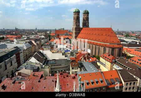 (Dpa) - ein Blick auf die Twin Towers der Frauenkirche (Frauen Kirche) in München, 22. August 2003. "Frauenkirche" ist der gebräuchliche Name für die "Dom Zu Unserer Lieben Frau" (Dom zu unserer lieben Frau) und ist eines der Wahrzeichen von München. Der Grundstein der Kirche wurde von Duke Sigi gelegt. Stockfoto