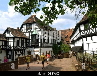 (Dpa) - Touristen besuchen die Wartburg befindet sich über der Stadt Eisenach, Deutschland, 30. Juli 2003. Obwohl die Wartburg einige ursprüngliche Abschnitte aus der Feudalzeit bewahrt hat, erworben seiner Form während des 19. Jahrhunderts Rekonstitution. Es war während seines Exils auf der Wartburg, dass Martin Luth Stockfoto