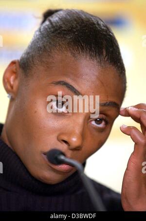 (Dpa) - US-Sprinter Kelli White auf einer Pressekonferenz am 9. IAAF Leichtathletik Weltmeisterschaften im Stade de France in Paris, 30. August 2003 spricht. Doppel Sprint-Weltmeister Kelli White von den USA hat positiv auf Aufputschmittel Modafinil ist nicht derzeit auf der verbotenen Liste ich Stockfoto
