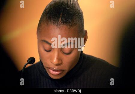 (Dpa) - US-Sprinter Kelli White auf einer Pressekonferenz am 9. IAAF Leichtathletik Weltmeisterschaften im Stade de France in Paris, 30. August 2003 spricht. Doppel Sprint-Weltmeister Kelli White von den USA hat positiv auf Aufputschmittel Modafinil ist nicht derzeit auf der verbotenen Liste ich Stockfoto