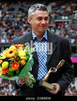 (Dpa) - Dreisprung Weltrekordler Jonathan Edwards Großbritannien Lächeln nach Erhalt ein Lebenswerk Auszeichnung beim 9. IAAF Leichtathletik Weltmeisterschaften im Stade de France in Paris, 31. August 2003. Edwards endet seine internationale Karriere nach der WM. Stockfoto