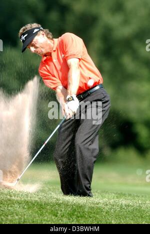 (Dpa) - Deutschlands Bernhard Langer spielt einen Ball aus dem Bunker bei den BMW Open in Eichenried bei München, 28. August 2003. Stockfoto