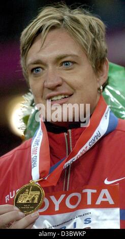 (Dpa) - russische Svetlana Krivelyova zeigt ihre Goldmedaille gewann sie im Wettbewerb der Frauen Kugelstoßen bei der 9. IAAF Leichtathletik Weltmeisterschaften im Stade de France in Paris, 27. August 2003. Stockfoto