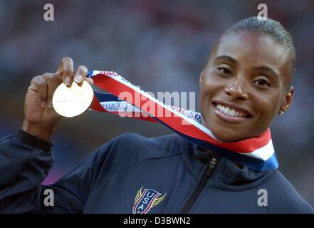 (Dpa) - US-Sprinter Kelli White zeigt stolz ihre Goldmedaille, die sie am Vortag beim 100 m-Finale bei der 9. athletische Weltmeisterschaften im Stade de France in Paris, 25. August 2003 gewann. Stockfoto