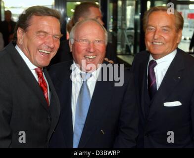 (Dpa) - deutsche Bundeskanzler Gerhard Schröder (L), Fußballlegende Uwe Seeler (C) und Präsident des deutschen Fußball-Vereins DFB Gerhard Mayer-Vorfelder (R) teilen einen lachen vor den Feierlichkeiten zum 40. Jahrestag der deutschen Fußball-Bundesliga-Fußball-Liga in Köln, 23. August 2003. Stockfoto