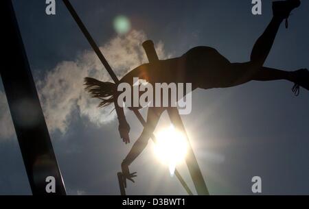 (Dpa) - gegen das Sonnenlicht zu sehen, die Silhouette ein Stabhochspringer löscht die Bar während der Frauen Stabhochsprung im Stade de France in Paris, 25. August 2003. Stockfoto