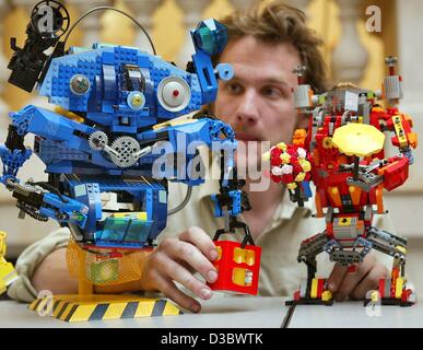 (Dpa) - Daniel von Eendenburg steuert Roboter von Lego-Steinen im Museum für Kommunikation Technik in Berlin, 1. Juli 2003. Mit den Robotern gewann Eendenburg und sein Team den ersten Preis in der Lego-WM 2003. Stockfoto